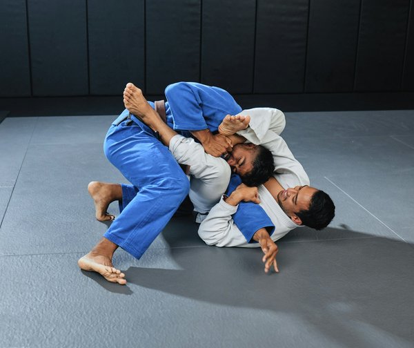 Comment les techniques de grappling en Judo peuvent-elles être utilisées dans la lutte contre les agressions?